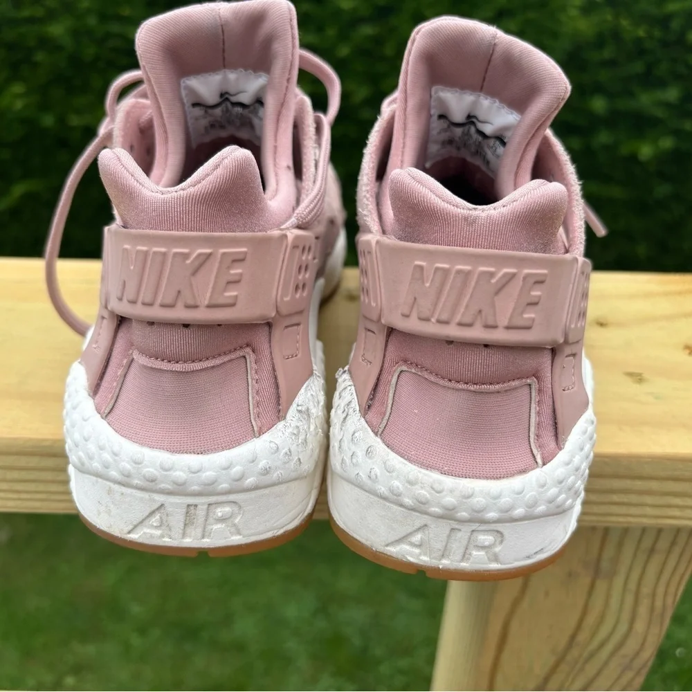Nike Air Haurache Run in Particle Pink Suede Sneaker Sz 8